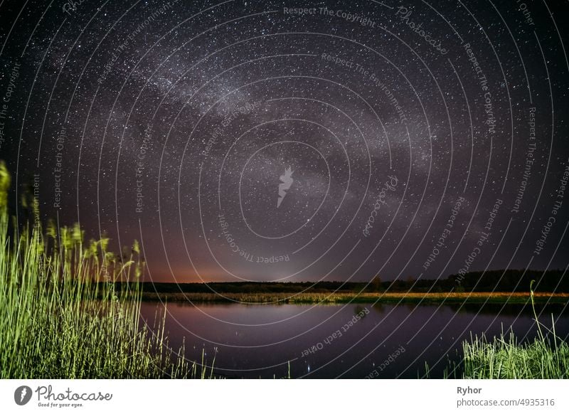 Milchstraße Galaxie in der Nacht Sternenhimmel über Fluss See Teich im Frühling Nacht. Glühende Sterne über Landschaft. Blick von Weißrussland, Europa