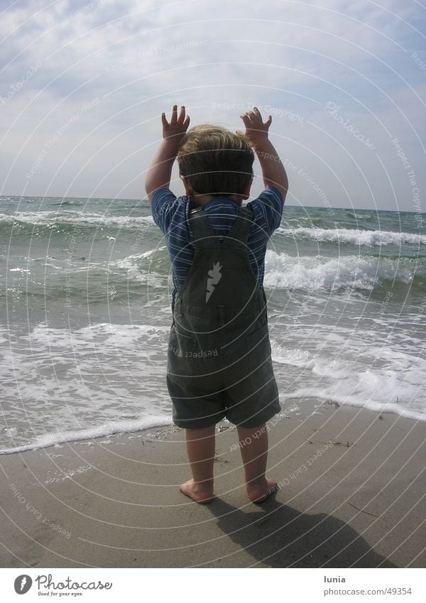 Der kleine Mann und das Meer Kind Kleinkind Wellen Strand Ferien & Urlaub & Reisen Sommer Baby Dänemark Junge Wasser Sand Sonne Ostsee