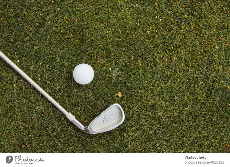 Golfball und Golfschläger auf grünem Gras auf dem Golfplatz, flach gelegt, Ansicht von oben Ball Club Kurs Erholung Sport Hobby flache Verlegung Draufsicht