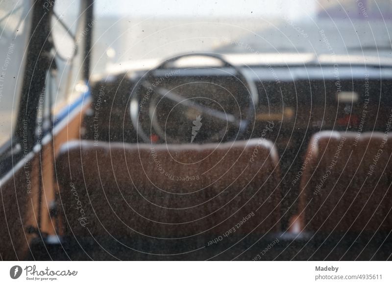 Blick durch die verschmutzte Heckscheibe auf den Innenraum und das Armaturenbrett eines deutschen Heckmotor-Kleinwagens aus den sechziger Jahren im Automuseum in Lemgo-Hörstmar bei Detmold in Ostwestfalen-Lippe