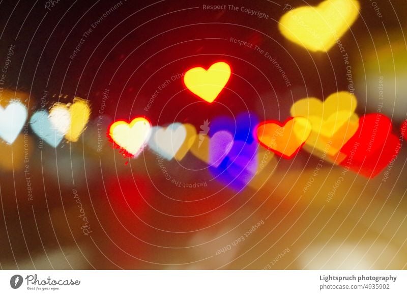 Herzförmiges Bokeh durch ein Fenster gesehen. abstrakt herzförmig Licht Romantik Liebe - Emotion Weihnachten Valentinstag Unschärfe Feiertag hell Valentinskarte
