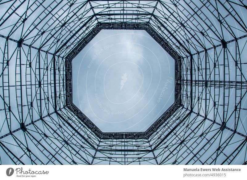 Blick aus dem Inneren eines Kühlturms (Kaminkühler im Kohleabbau) symmetrie kühlturm kaminkühler innen kühlungssystem achteck himmel wolken düster hintergrund