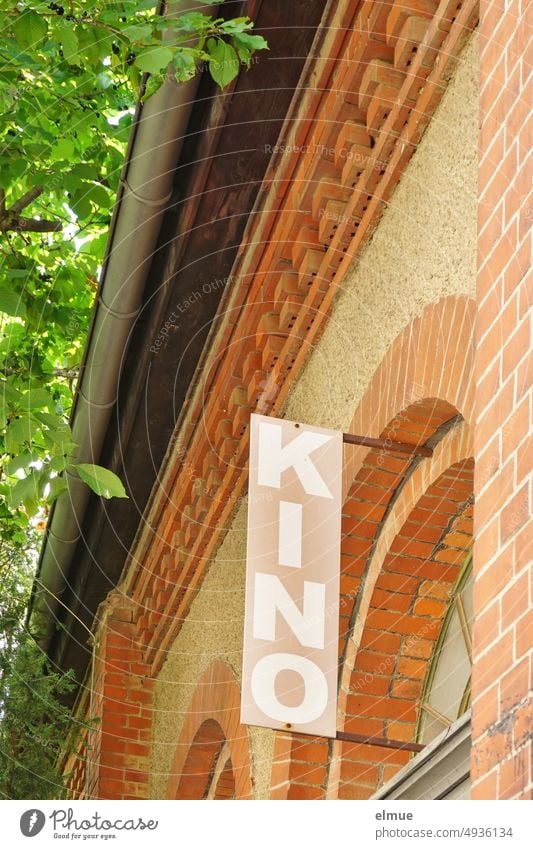 Schild mit KINO an einem alten, verzierten Backsteinhaus Kino Ziegelbau Ziegelstein Filmtheater Filmindustrie laufendes Bild als die Bilder laufen lernten