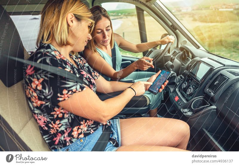 Freunde suchen GPS auf dem Handy während einer Wohnmobilreise Kleintransporter Blick Gps Ausflug reisen Reise Sicherheitsgurt Landkarte Fahrzeug Freiheit 30s