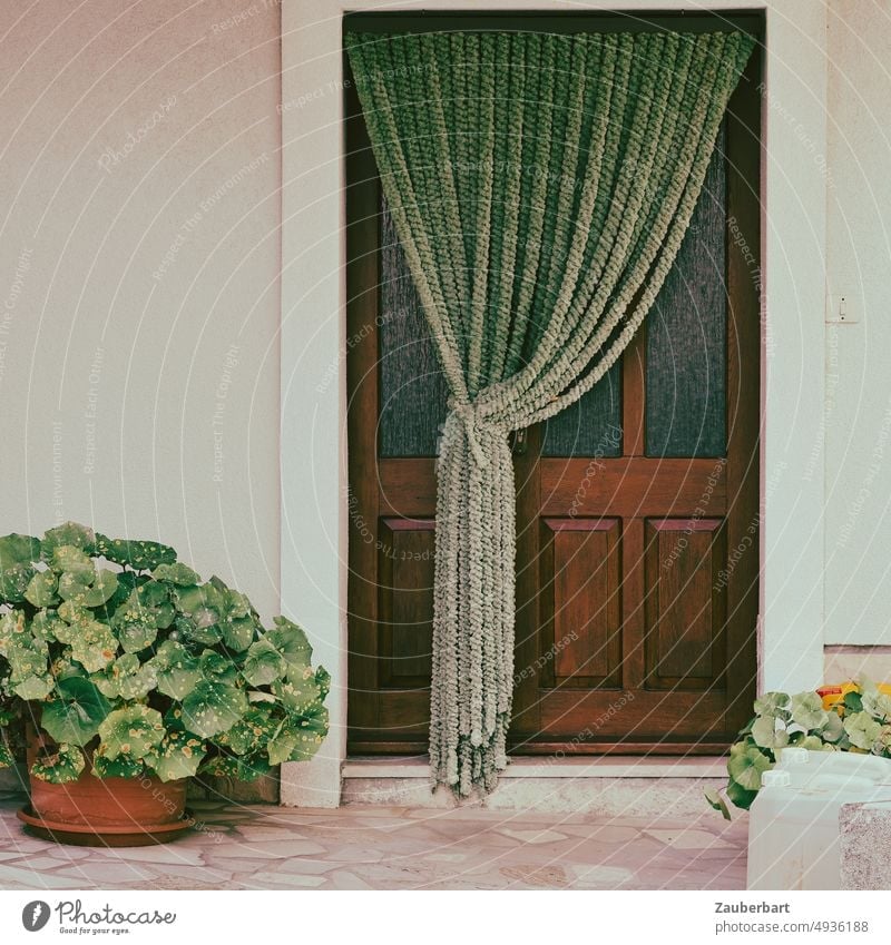Vorhang aus geflochtenen Seilen vor brauner Haustür gerafft, in grün, davor Topfpflanze Tür Holz Pflanze Fliesen lindgrün Hauseingang Windschutz Kroatien