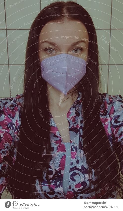 dunkelhaarige Frau mit Maske Selfie Corona lila violett Farbe Fliesen Bad Muster Maskenpflicht Mundschutz Pandemie Schutz Prävention Corona-Virus coronavirus