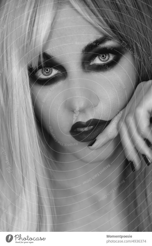 dunkel geschminkte Frau mit grauen und weißen Haaren Schminke schwarz Porträt Beautyfotografie Model Erwachsene Stil Gesicht Mensch schön Kaukasier Mädchen