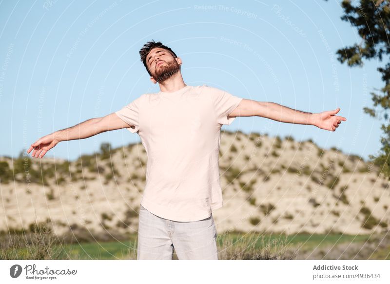 Ruhiger Mann genießt die Freiheit in der Natur Windstille atmen Frischluft Landschaft Hügel Blauer Himmel Arme ausbreiten sich[Akk] entspannen männlich