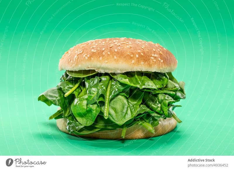 Gesunder Burger mit Blattspinat Brötchen Spinat gesunde Ernährung frisch Diät Konzept Veganer Farbe hell Lebensmittel Mittagessen kulinarisch lebhaft Haufen