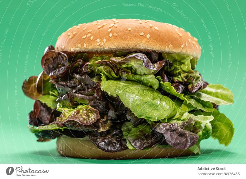Gesunder Burger mit Mesclun-Blättern Brötchen Spinat gesunde Ernährung frisch Diät Salat Konzept Veganer mesclun Farbe Salatbeilage hell Lebensmittel
