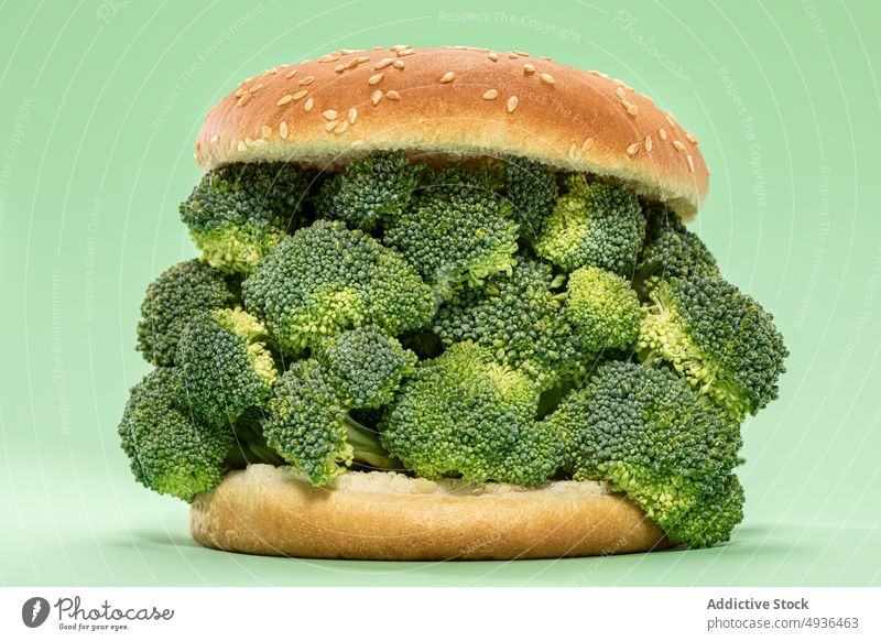 Burgerbrötchen mit frischem Brokkoli Brötchen Hälfte gesunde Ernährung Diät Konzept Veganer Farbe hell Lebensmittel Mittagessen kulinarisch lebhaft Speise