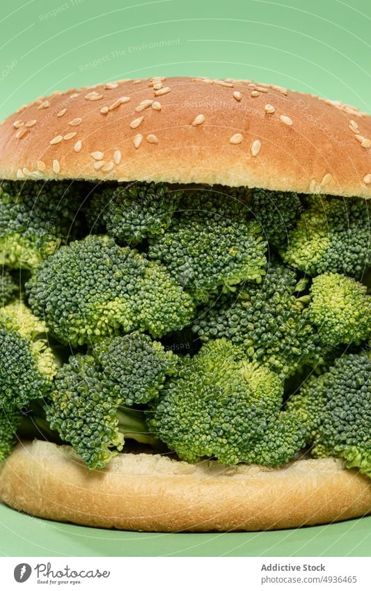 Burgerbrötchen mit frischem Brokkoli Brötchen Hälfte gesunde Ernährung Diät Konzept Veganer Farbe hell Lebensmittel Mittagessen kulinarisch lebhaft Speise