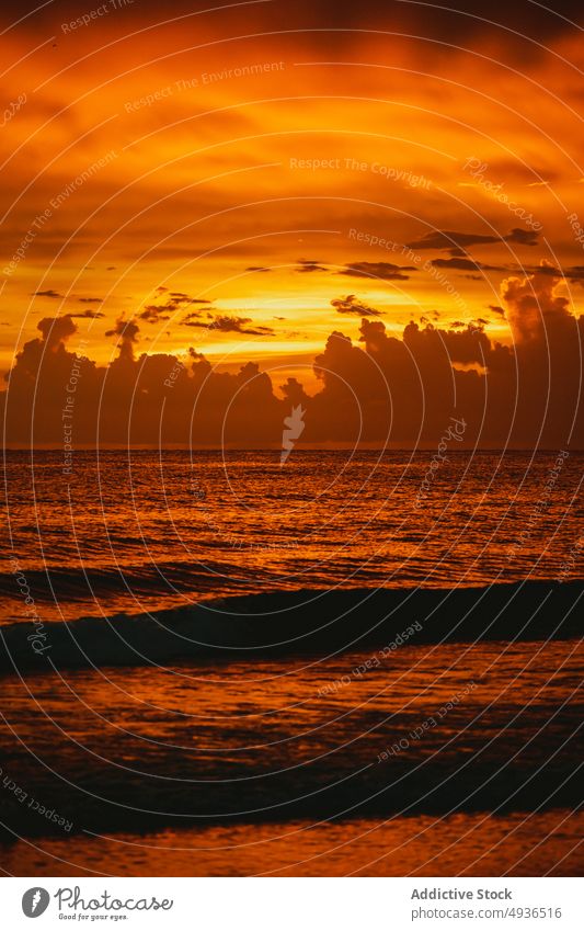 Wogendes Meer vor bewölktem Himmel bei Sonnenuntergang MEER winken Sommer wolkig rollen Energie orange hell . Florida USA Vereinigte Staaten amerika