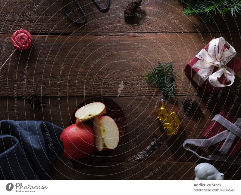 Weihnachtsflatlay mit Dekoration, Tannenzweig und Geschenken Weihnachten dunkel Hintergrund Feiertag Baum Zusammensetzung Rahmen Gruß festlich Borte