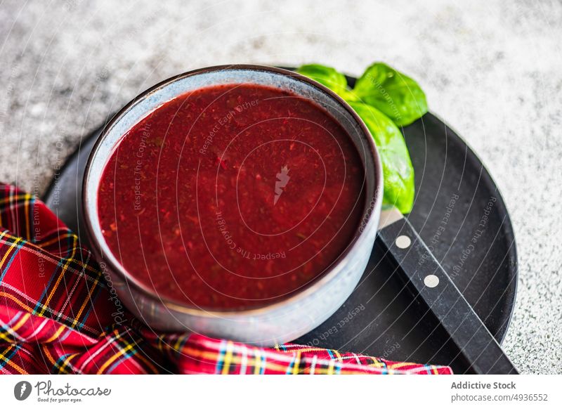Rote-Bete-Cremesuppe mit Basilikum Rübe Rote Beete schwarz Schalen & Schüsseln Keramik Beton Rahmsuppe Diät essen Essen Lebensmittel Gesundheit Mahlzeit