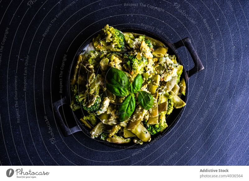 Sommerliche Gemüsekost gebacken Basilikum Bohne Paprika gekocht Schalen & Schüsseln Eier Lebensmittel grüne Bohnen Gesundheit organisch Salatbeilage Samen