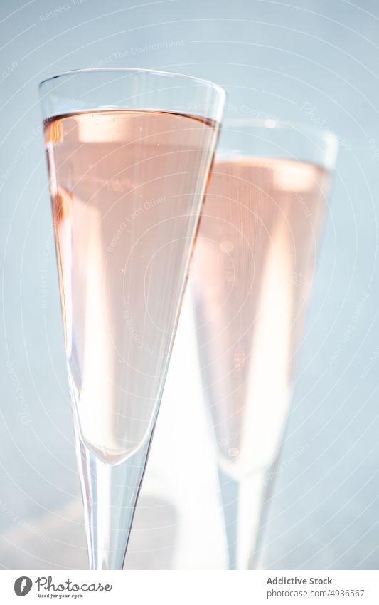 Champagnergläser auf hellem Hintergrund Alkohol Getränk Cocktail kalt Paar Kristalle trinken Glas Feinschmecker Minimalismus rosa Roséwein funkelnd Stein weiß