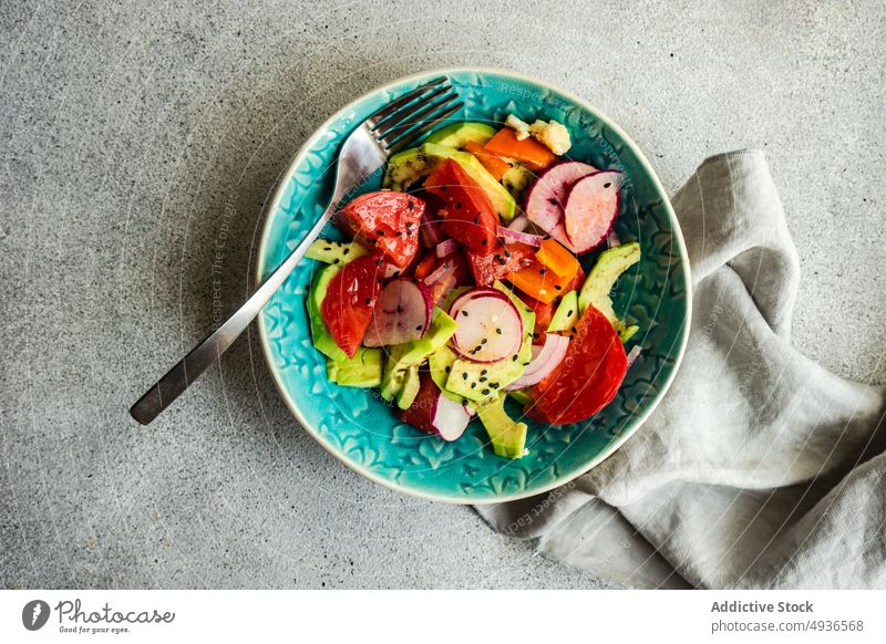 Keto-Salat der Saison mit Avocado Schalen & Schüsseln Keramik Beton Salatgurke Diät essen Fett Lebensmittel grau Hälfte Gesundheit Keton ketogen Küche Low Carb