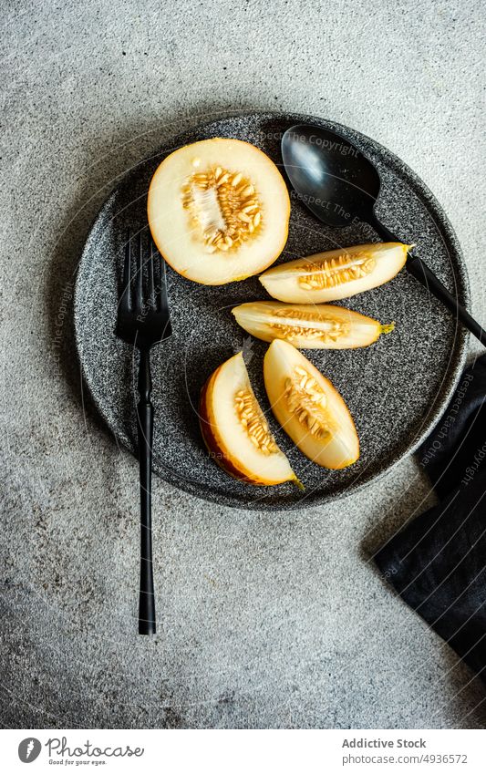 Schwarzes Steingut mit Mini-Melonenscheiben Dessert schwarz Keramik Besteck essen Essen Lebensmittel Gesundheit Serviette organisch Teller reif serviert Scheibe