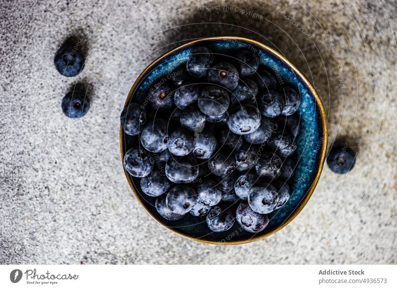 Frische Heidelbeeren in der Schale Sortiment Hintergrund Beeren blau Blaubeeren Schalen & Schüsseln abschließen Beton Lebensmittel frisch Frucht Gesundheit