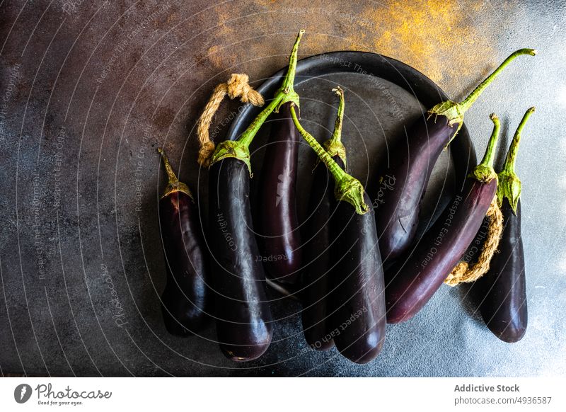Bio-Gemüserahmen Aubergine Koch Diät Rahmen Gesundheit Bestandteil organisch Pflanzenbasiert Tisch Veganer Teller purpur grün Vegetarier Auberginen reif frisch