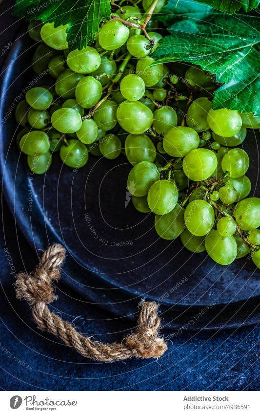 Reife grüne Trauben auf dunklem Hintergrund Dessert essen Lebensmittel frisch Frucht Gesundheit saftig Mahlzeit organisch reif rustikal süß geschmackvoll Wein