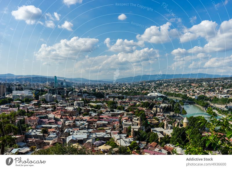 Überblick über Tbilissi vom Gipfel des Narikala-Hügels Architektur Gebäude Großstadt Stadtbild Stadtzentrum Georgien Bergspitze historischer Teil Wahrzeichen