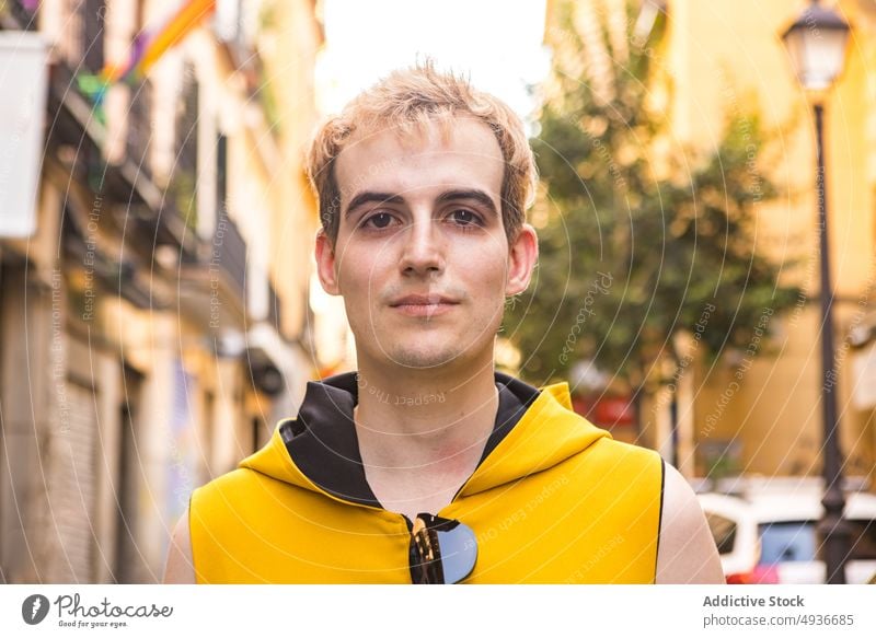Mann auf der Straße während des LGBT-Stolz-Monats nicht binär lgbt Symbol Toleranz Haus männlich jung Transgender transsexuell Optimist queer Respekt Fahne