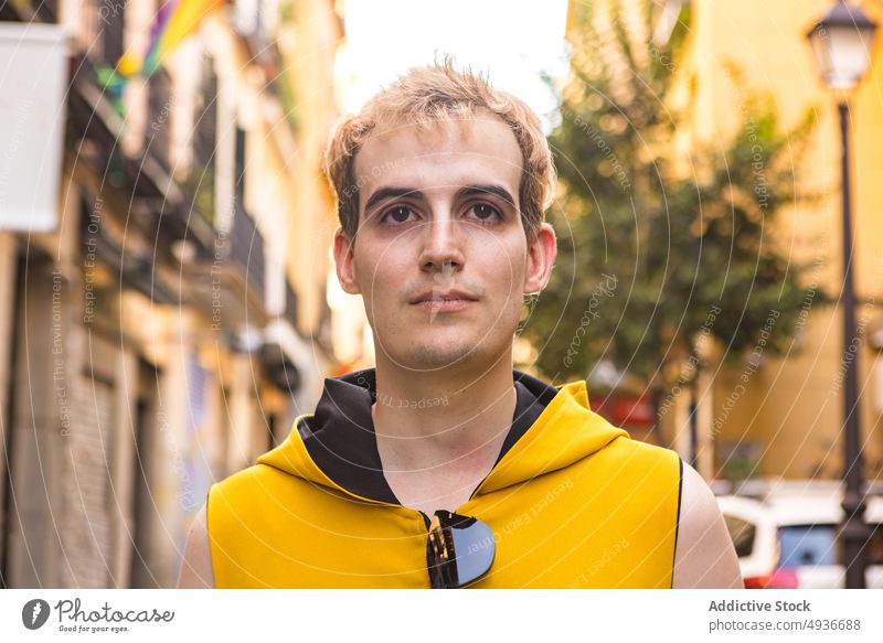 Mann auf der Straße während des LGBT-Stolz-Monats nicht binär lgbt Symbol Toleranz Haus männlich jung Transgender transsexuell Optimist queer Respekt Fahne