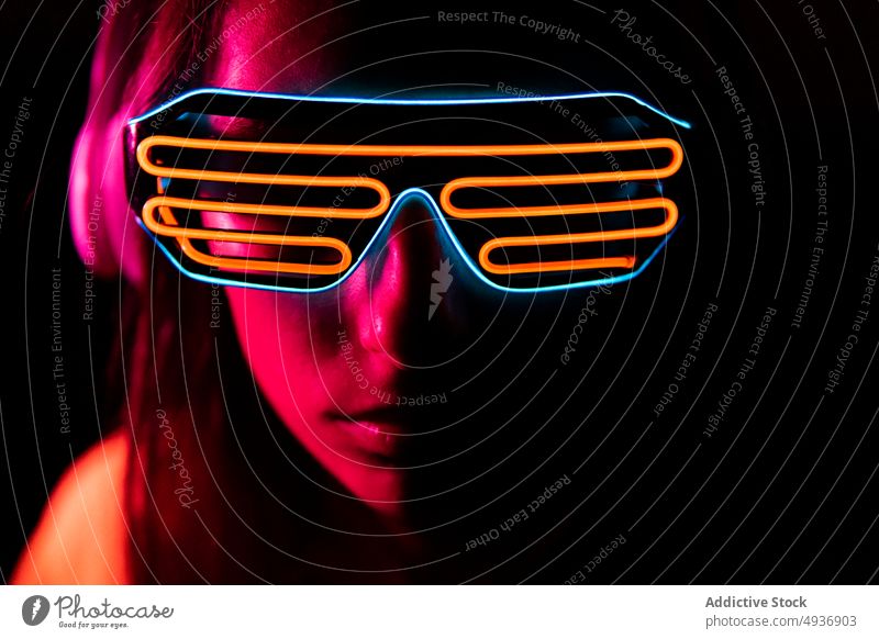 Futuristische Frau hört nachts Musik zuhören futuristisch Nacht Rotlicht neonfarbig leuchten meloman Kopfhörer jung brünett digital Gesang Headset Klang