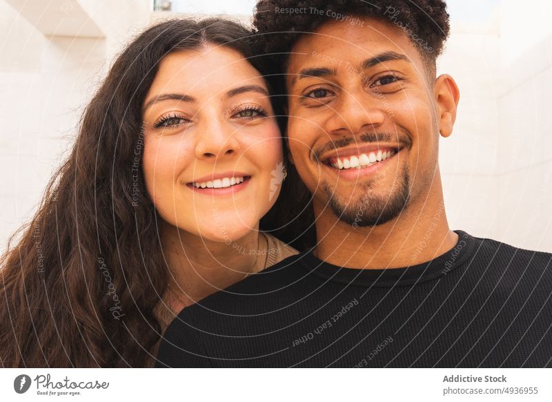 Closeup Porträt eines lächelnden Paares Lächeln voller Rahmen Nahaufnahme zahnfarben Liebe Lifestyle Zusammensein Freizeit Bonden Freund Datierung Fröhlichkeit