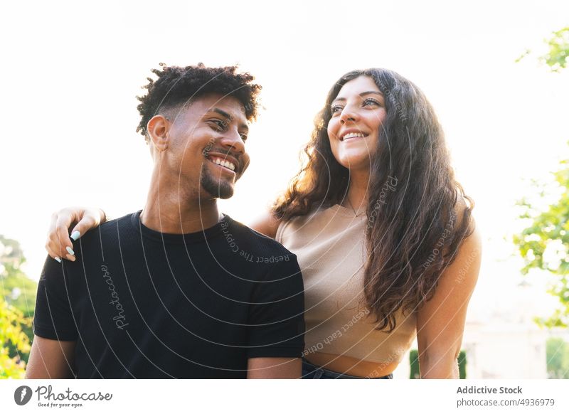 Porträt eines lächelnden multirassischen Paares. Nahaufnahme Lächeln Liebe Lifestyle Zusammensein Freizeit Bonden Freund Datierung Fröhlichkeit Gesicht schön