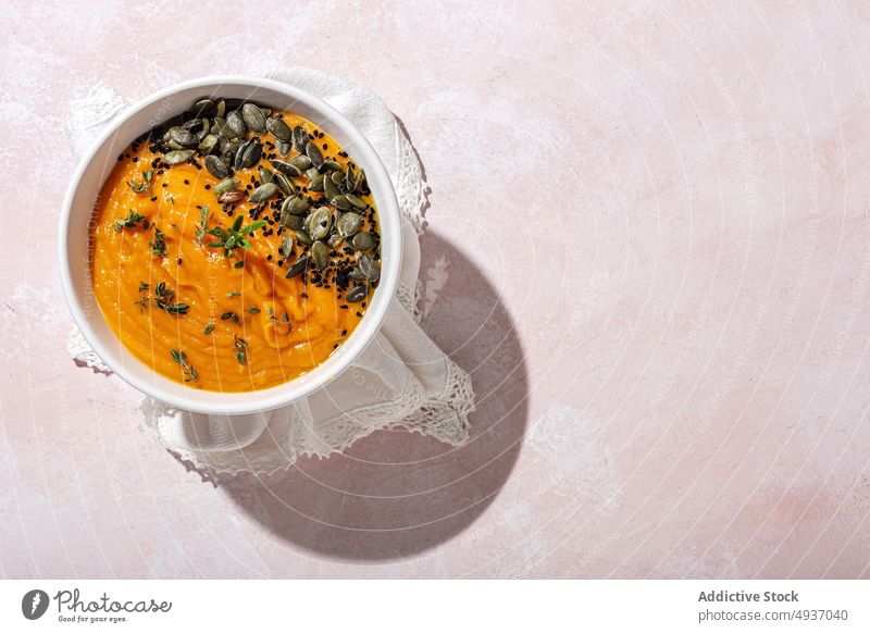 Schale mit leckerer Kürbiscremesuppe auf dem Tisch serviert Püree Samen Sahne Suppe Schalen & Schüsseln Lebensmittel gesunde Ernährung Speise Mahlzeit
