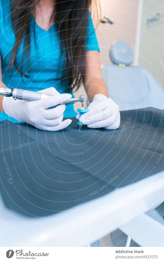 Anonymer weiblicher Kieferorthopäde mit Zahnbohrer in der Klinik Frau Zahnarzt dental bohren Arzt Arbeit Leckerbissen Instrument mündlich Job jung Zahnmedizin