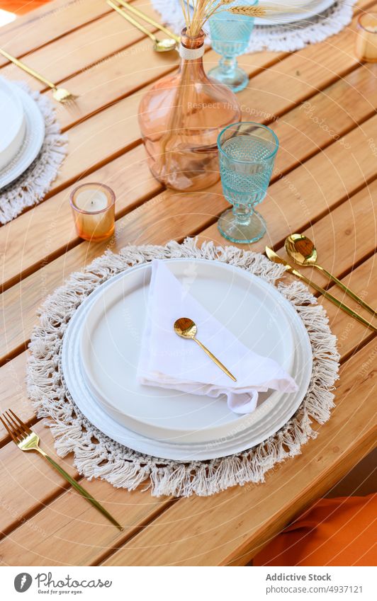 Servierter Banketttisch mit eleganten Dekorationen und Tellern mit Besteck Tabelleneinstellung Festessen Kerze Vase Weizen Dekoration & Verzierung Tisch
