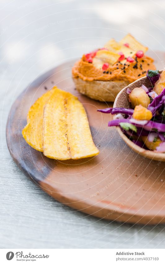 Vegetarische Sandwiches und Salat auf Teller auf dem Tisch Vegetarier Belegtes Brot Salatbeilage Lebensmittel Gemüse Schalen & Schüsseln Speise Mahlzeit frisch