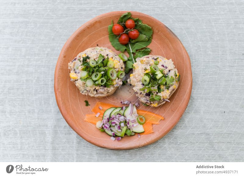 Teller mit vegetarischen Sandwiches und Gemüse auf dem Tisch Vegetarier Belegtes Brot Lebensmittel Mittagessen pate Pilz dienen hölzern lecker geschmackvoll