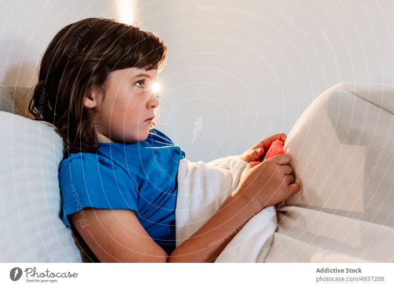 Mädchen spielt Videospiel im Schlafzimmer spielen unterhalten Bett Zeitvertreib Freizeit Hobby Gamepad Spiel Frau heimwärts Regler Kindheit Anschluss