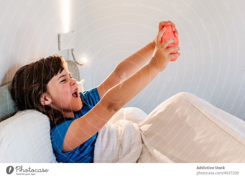 Mädchen spielt Videospiel im Schlafzimmer spielen unterhalten Bett Vergnügen gewinnen Zeitvertreib Freizeit Hobby Gamepad Spiel froh heiter Freude spielerisch