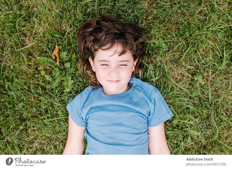 Mädchen mit geschlossenen Augen im Gras liegend Rasen Park Sommer Wochenende lässig Kind Kindheit wenig Zeitvertreib Erholung Saison Feld Angebot Individualität