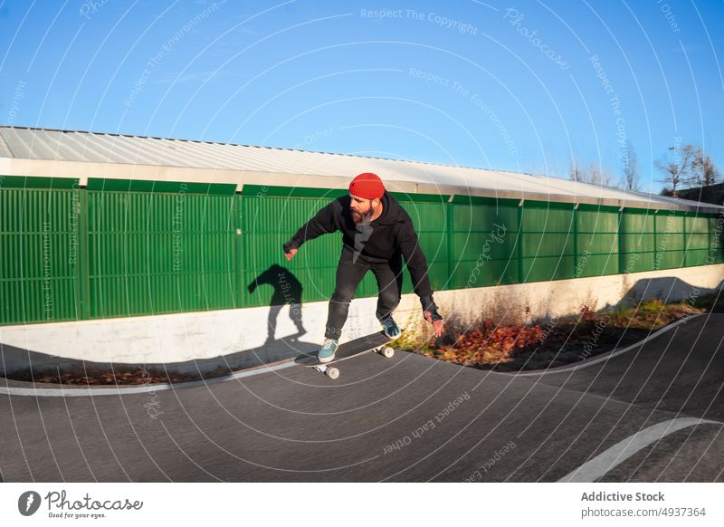 Mann fährt Skateboard auf Pumptrack Skateplatz Pumpe Bahn Mitfahrgelegenheit Skater Hipster Hobby Aktivität männlich Energie Bewegung cool Vollbart Erholung