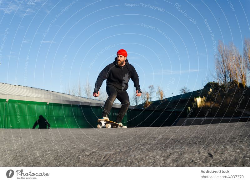 Mann fährt Skateboard auf Pumptrack Skateplatz Pumpe Bahn Mitfahrgelegenheit Skater Hipster Hobby Aktivität männlich Energie Bewegung cool Vollbart Erholung
