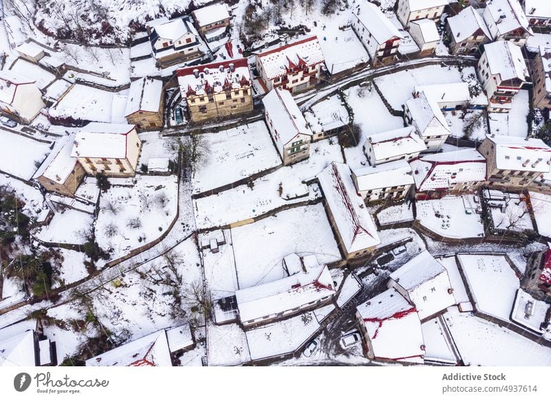 Verschneite Stadt in Spanien Berge u. Gebirge Wohnsiedlung Schnee Winter wohnbedingt Landschaft malerisch Hochland Cottage Natur Ambitus Straße Berghang