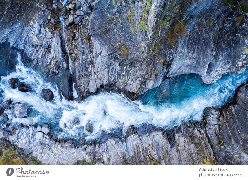 Klippe mit schnellem Wasserfall in der Natur Felsen strömen Sauberkeit Kraft rau Fluss tagsüber fließen Landschaft Kaskade platschen reißend Bach Formation
