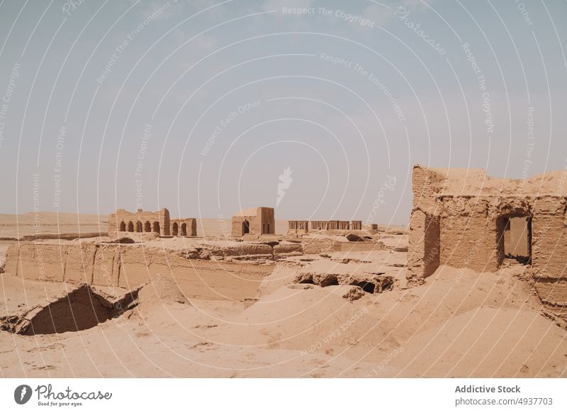 Alte Karawanserei in der Wüste an einem sonnigen Tag wüst Ruine Erbe historisch reisen Kultur Religion antik Sand Wahrzeichen Architektur alt Archäologie