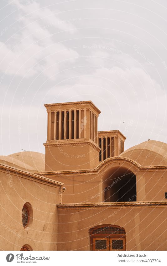 Lehmhäuser im orientalischen Stil unter bewölktem Himmel in der Altstadt Gebäude Fassade wüst Architektur Ton wohnbedingt Revier historisch einfach Erbe Kultur