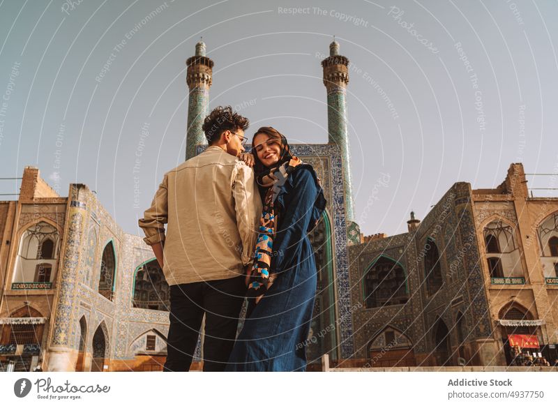 Verliebtes Paar von Reisenden in der Nähe der alten Moschee während einer Besichtigungstour Ausflug romantisch Sightseeing Partnerschaft Zusammensein Liebe
