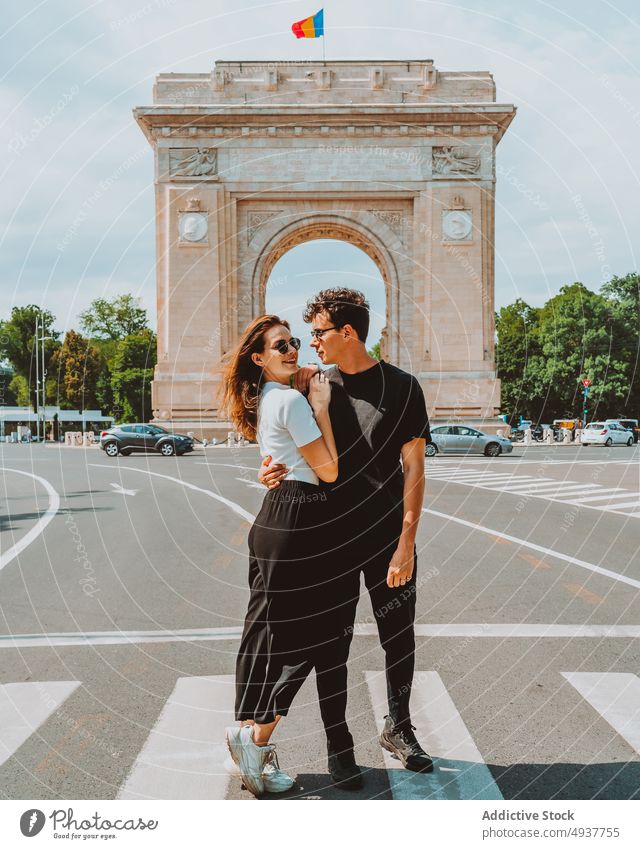 Junges reisendes Paar umarmt sich in der Nähe des Triumphbogens Händchenhalten Ausflug Sightseeing Glück romantisch Liebe Zusammensein Reisender Umarmung