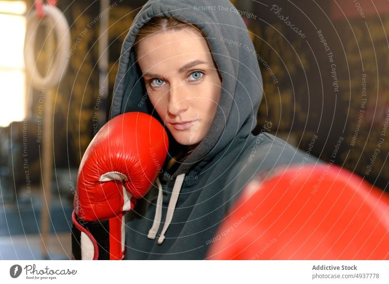 Weiblicher Boxer schlägt auf die Kamera Sportlerin Bowle Boxsport Training Fitnessstudio ernst stark Athlet Frau jung Kraft Stärke Kämpfer Aktivität Ausdauer