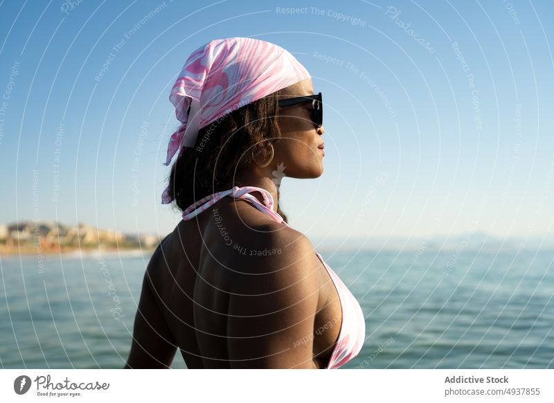 Schwarze Touristin bewundert das Meer Frau MEER bewundern Wochenende Resort Sommer Blauer Himmel Wasser Urlaub schwarz Afroamerikaner ethnisch BH Badebekleidung